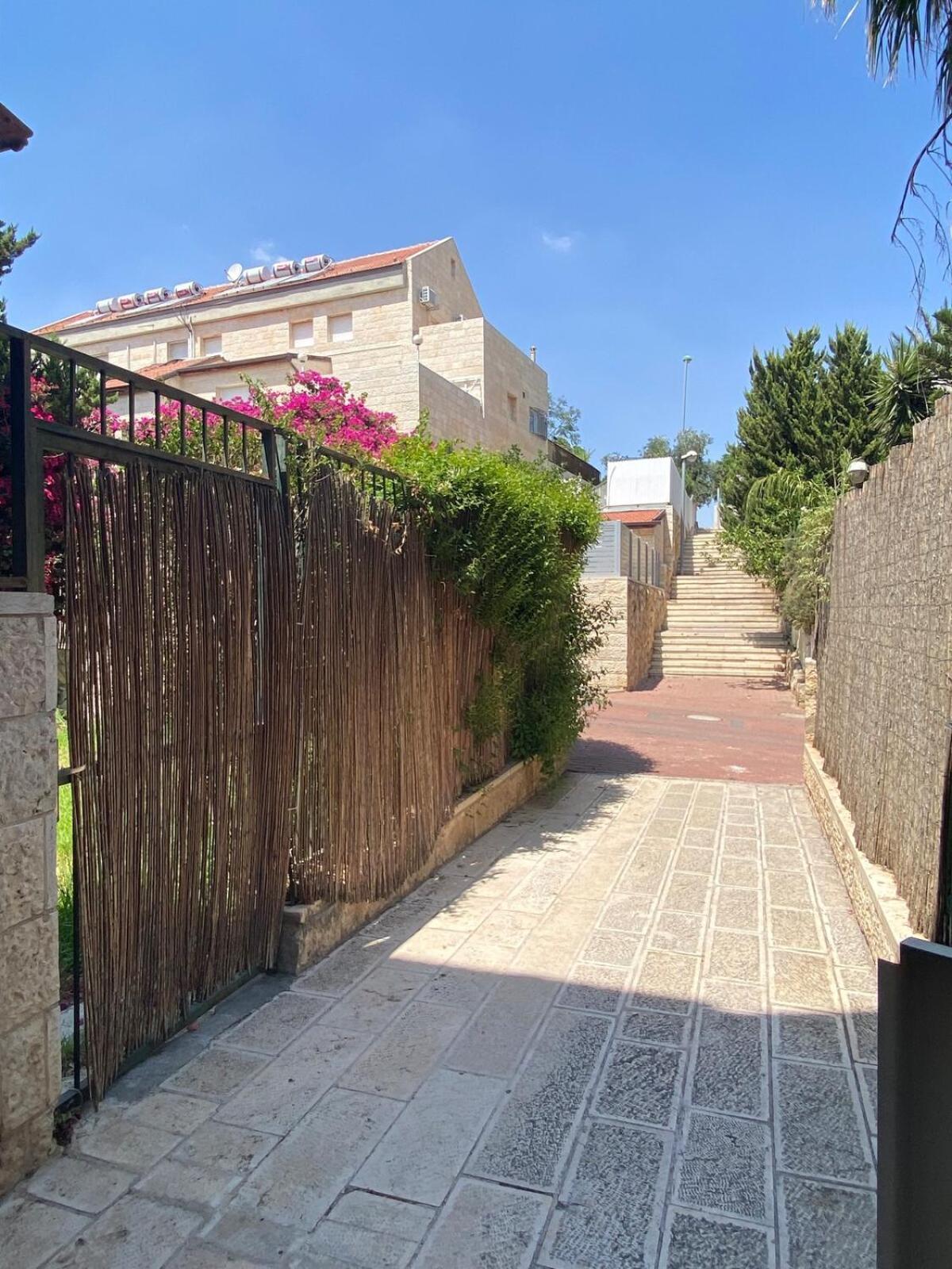 דירת גן מרווחת במיקום מעולה עם נטפליקס חינמי Leilighet Ma'ale Adumim Eksteriør bilde