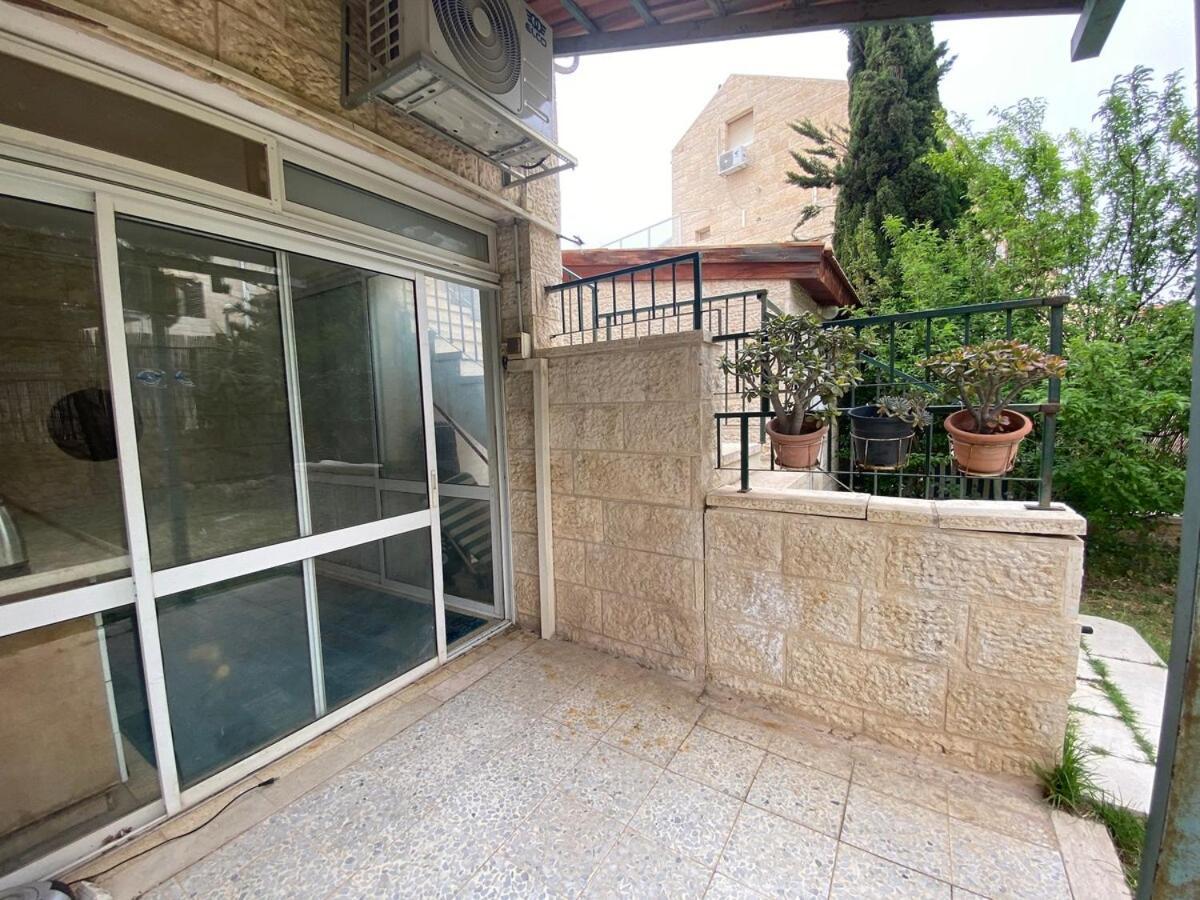 דירת גן מרווחת במיקום מעולה עם נטפליקס חינמי Leilighet Ma'ale Adumim Eksteriør bilde