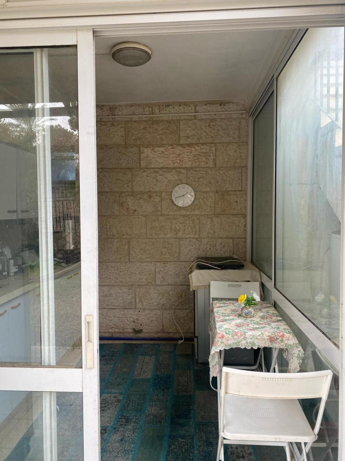 דירת גן מרווחת במיקום מעולה עם נטפליקס חינמי Leilighet Ma'ale Adumim Eksteriør bilde